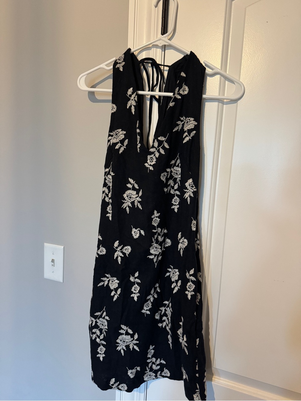 Abercrombie Black Floral Embroidered V-Neck Women’s Dress Size Small Tall